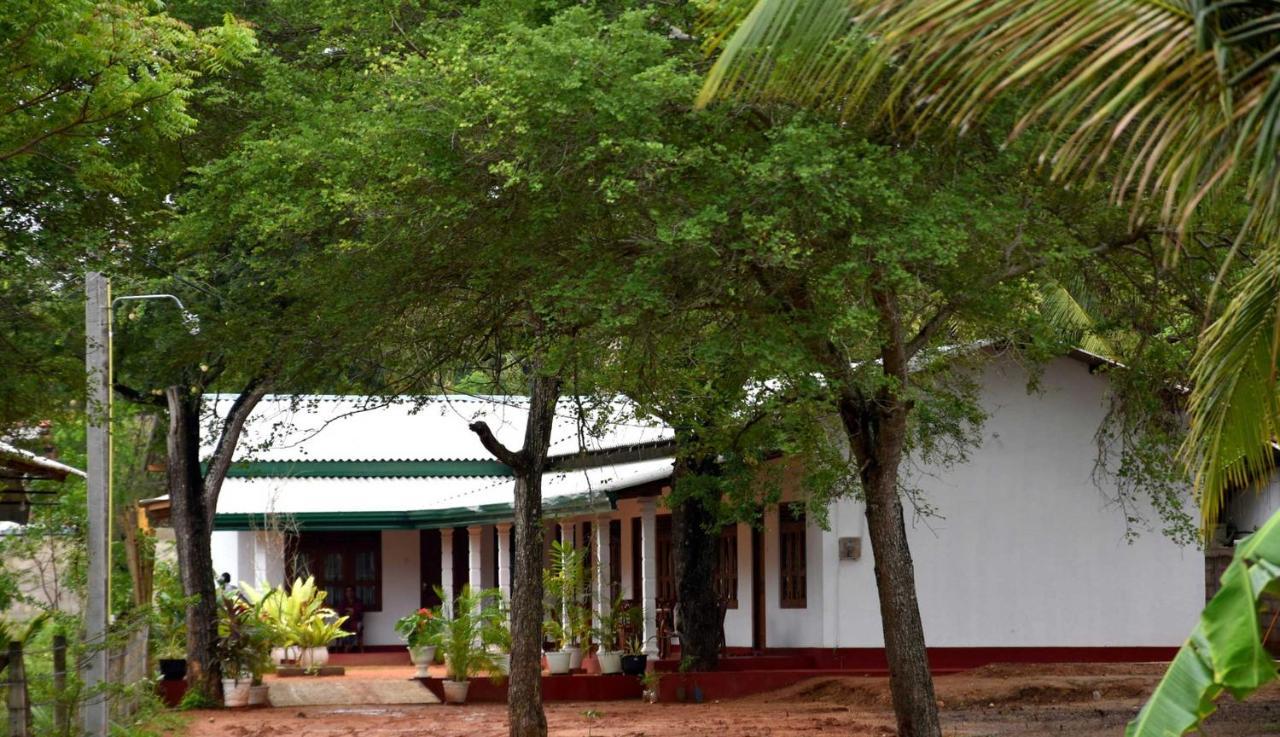Dula Lake Resort Anuradhapura Bagian luar foto